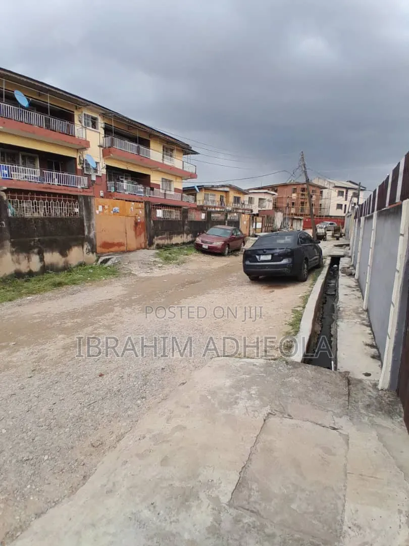 3bdrm Block of Flats in Akoka for sale in Akoka