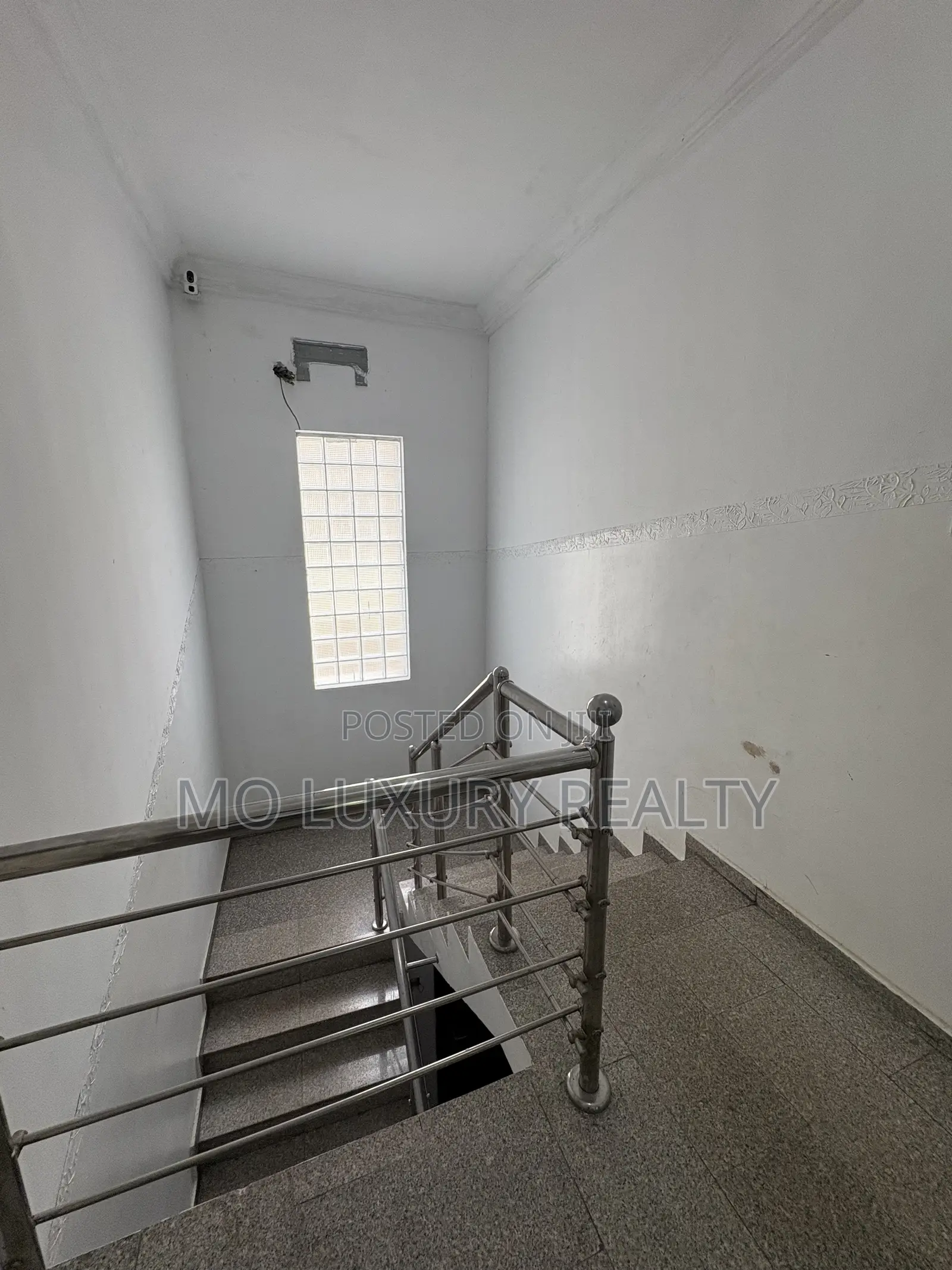 Shop to Rent in a Commercial Area Facing a Busy Road: in Lekki Phase 1