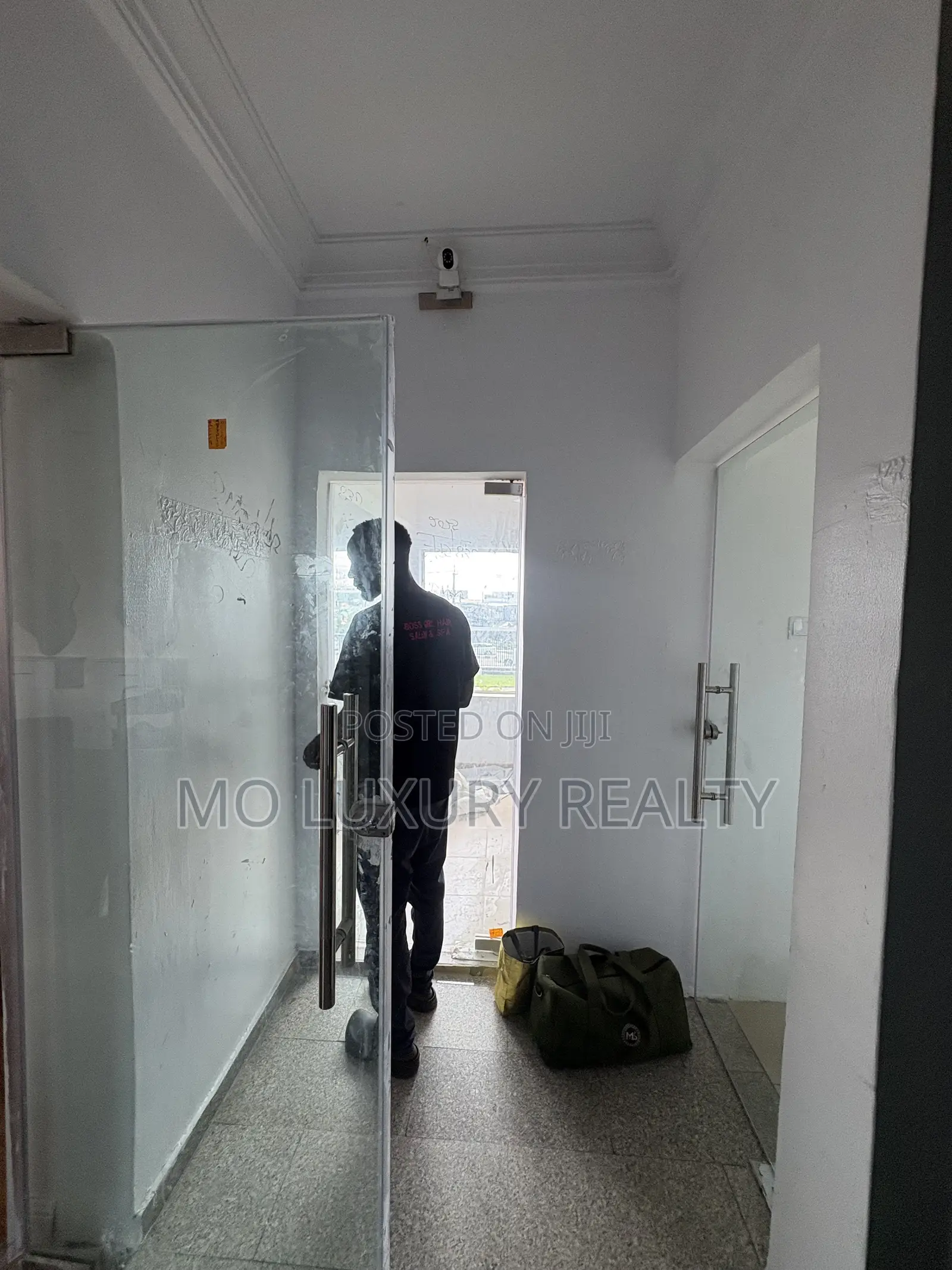 Shop to Rent in a Commercial Area Facing a Busy Road: in Lekki Phase 1