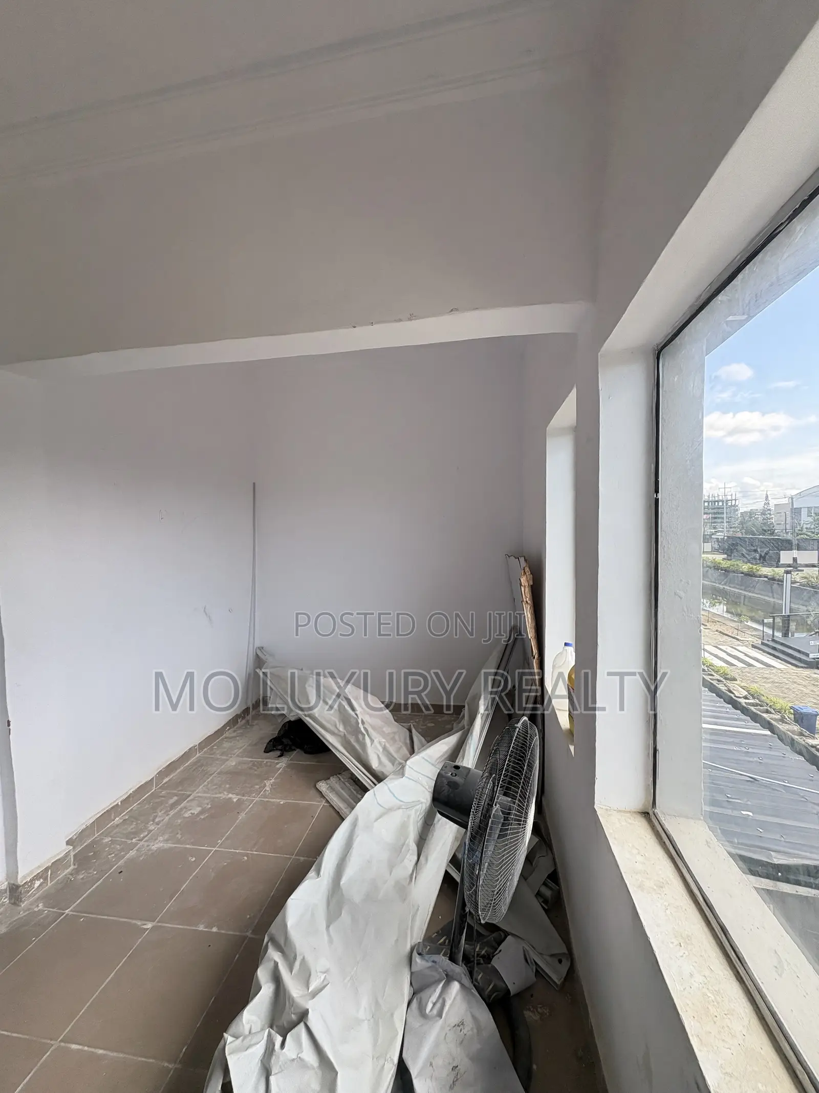 Shop to Rent in a Commercial Area Facing a Busy Road: in Lekki Phase 1