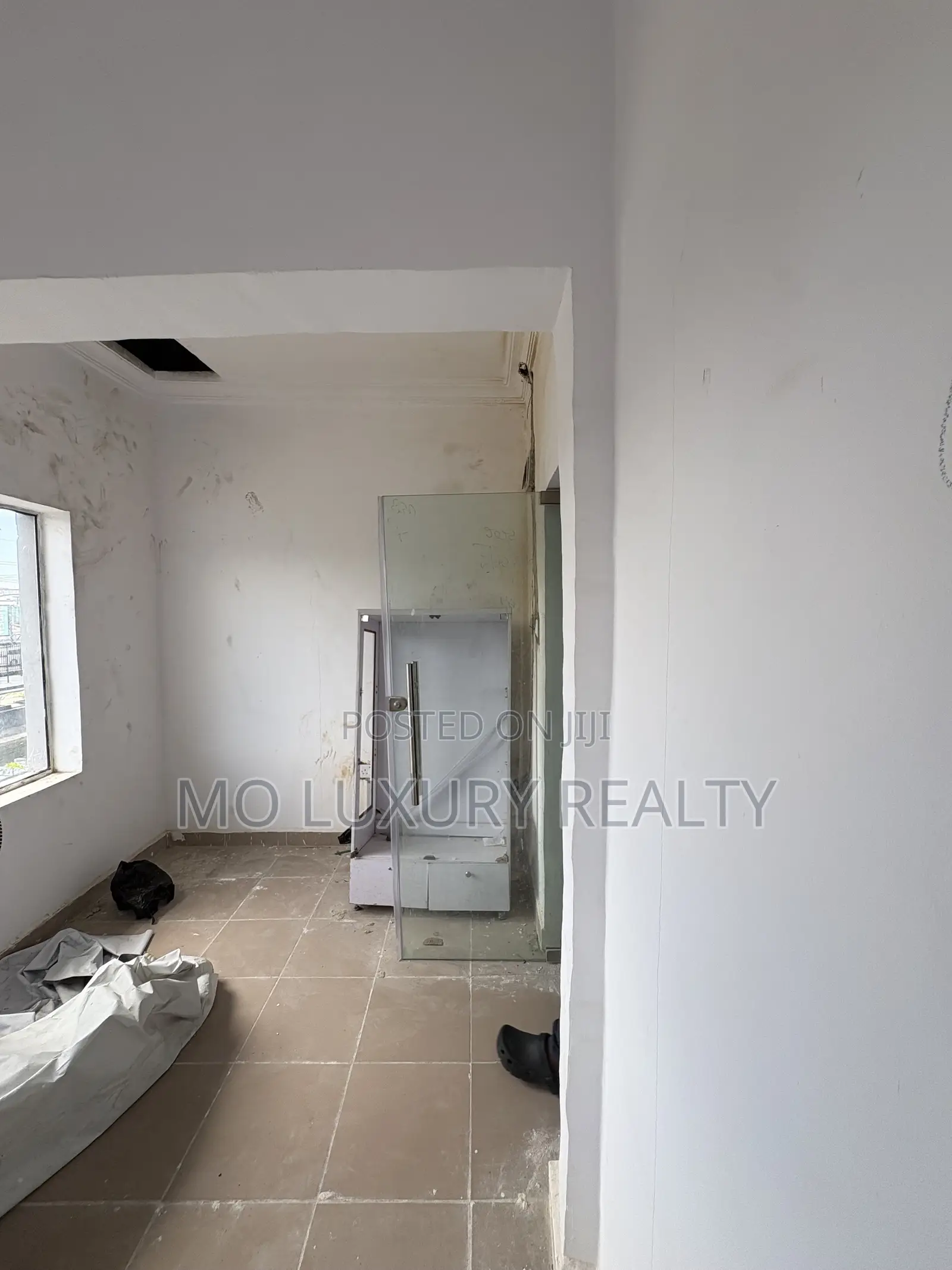 Shop to Rent in a Commercial Area Facing a Busy Road: in Lekki Phase 1