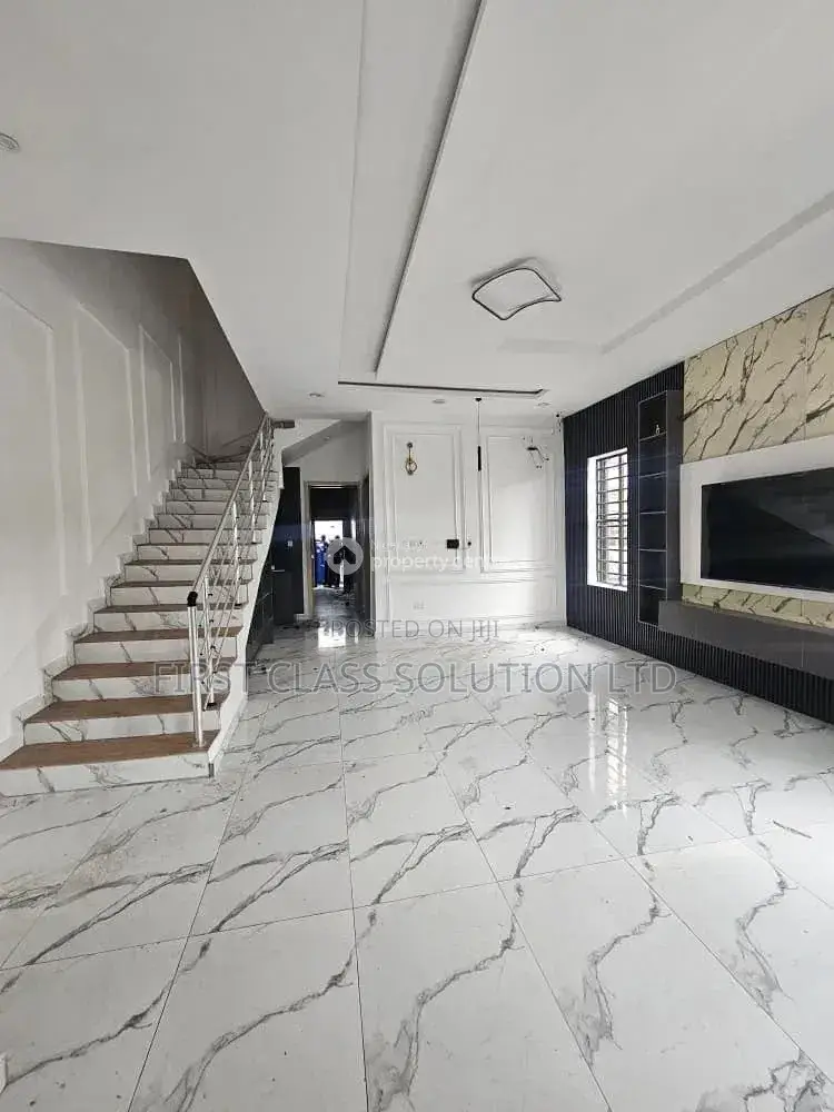 4bdrm Duplex in Chevron for sale in Chevron