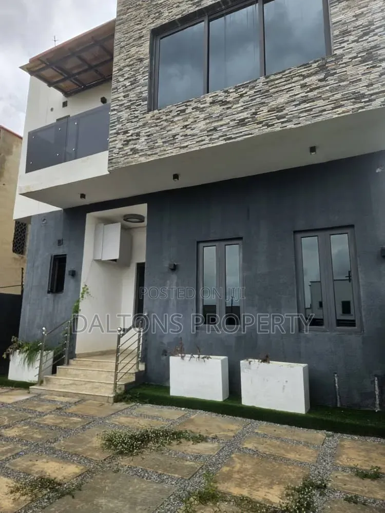 4bdrm Duplex in Luxury, Sabon Lugbe for sale in Sabon Lugbe