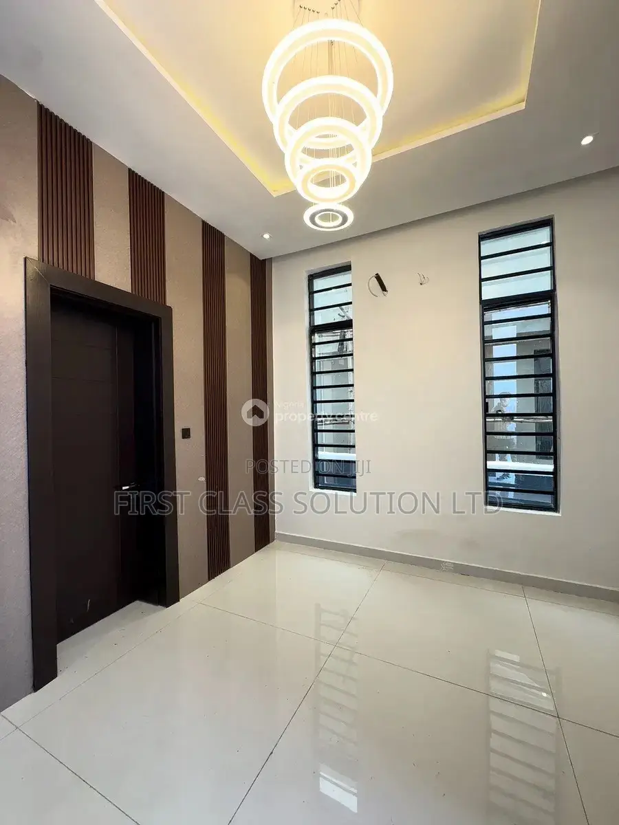 5bdrm Duplex in Ikota for sale in Ikota