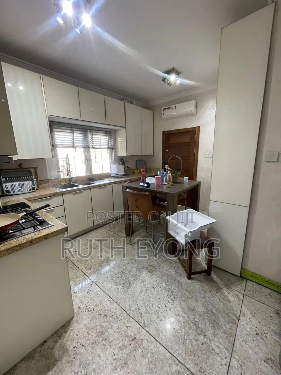 4bdrm House in 𝗢𝗳𝗳a 𝗔𝗱𝗺𝗶𝗿𝗮𝗹𝘁𝘆 𝗪𝗮𝘆,, Lekki Phase 1 for rent in Lekki Phase 1