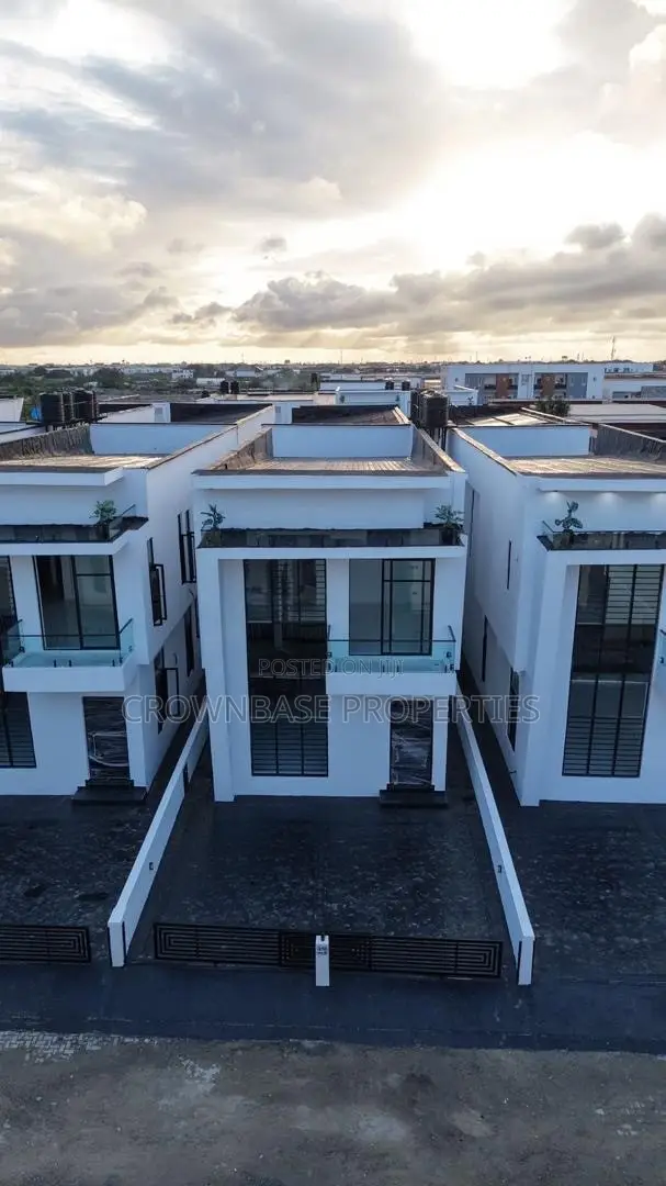 5bdrm Duplex in Sangotedo for sale in Sangotedo