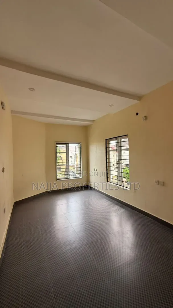 5bdrm Duplex in Ikota for rent in Ikota