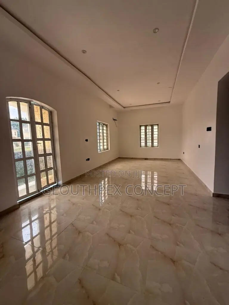 4bdrm Duplex in Olive Court, Agodi for sale in Agodi