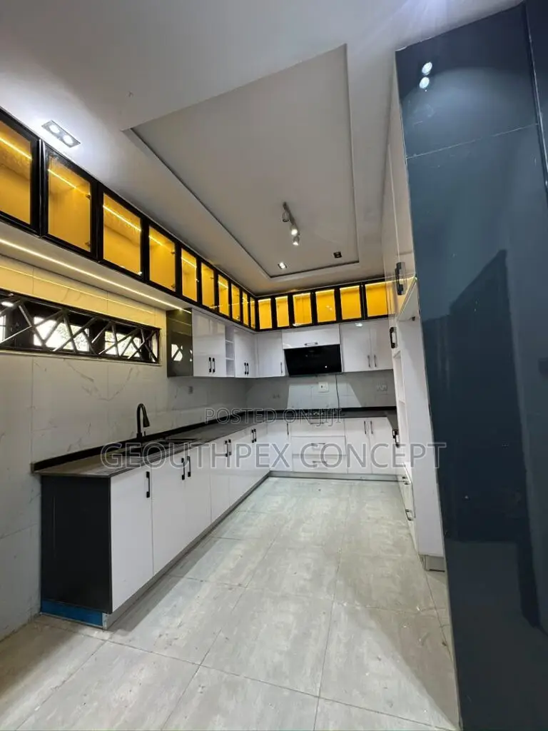 4bdrm Duplex in Alalubosa Gra for sale in Alalubosa