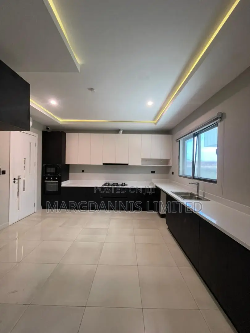 5bdrm Duplex in Lekki Phase 1 for sale in Lekki Phase 1
