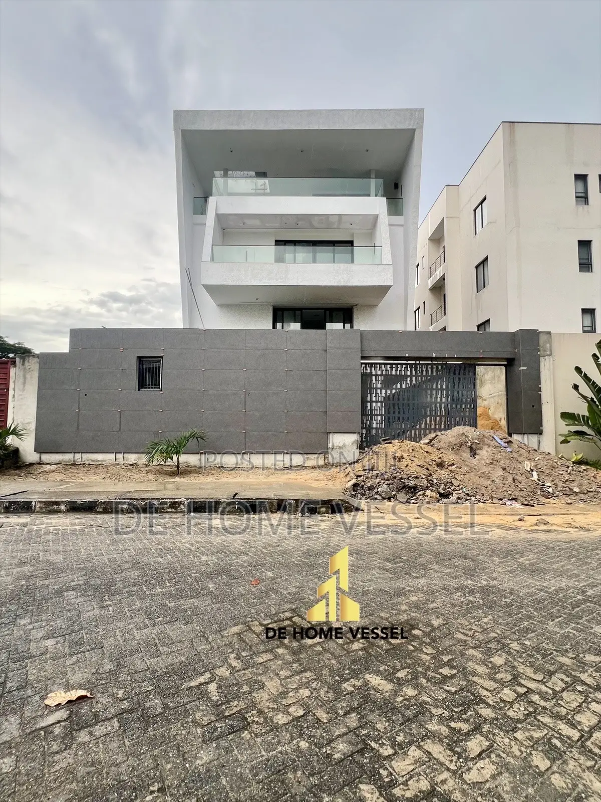 5bdrm Duplex in Banana Island for sale in Banana Island