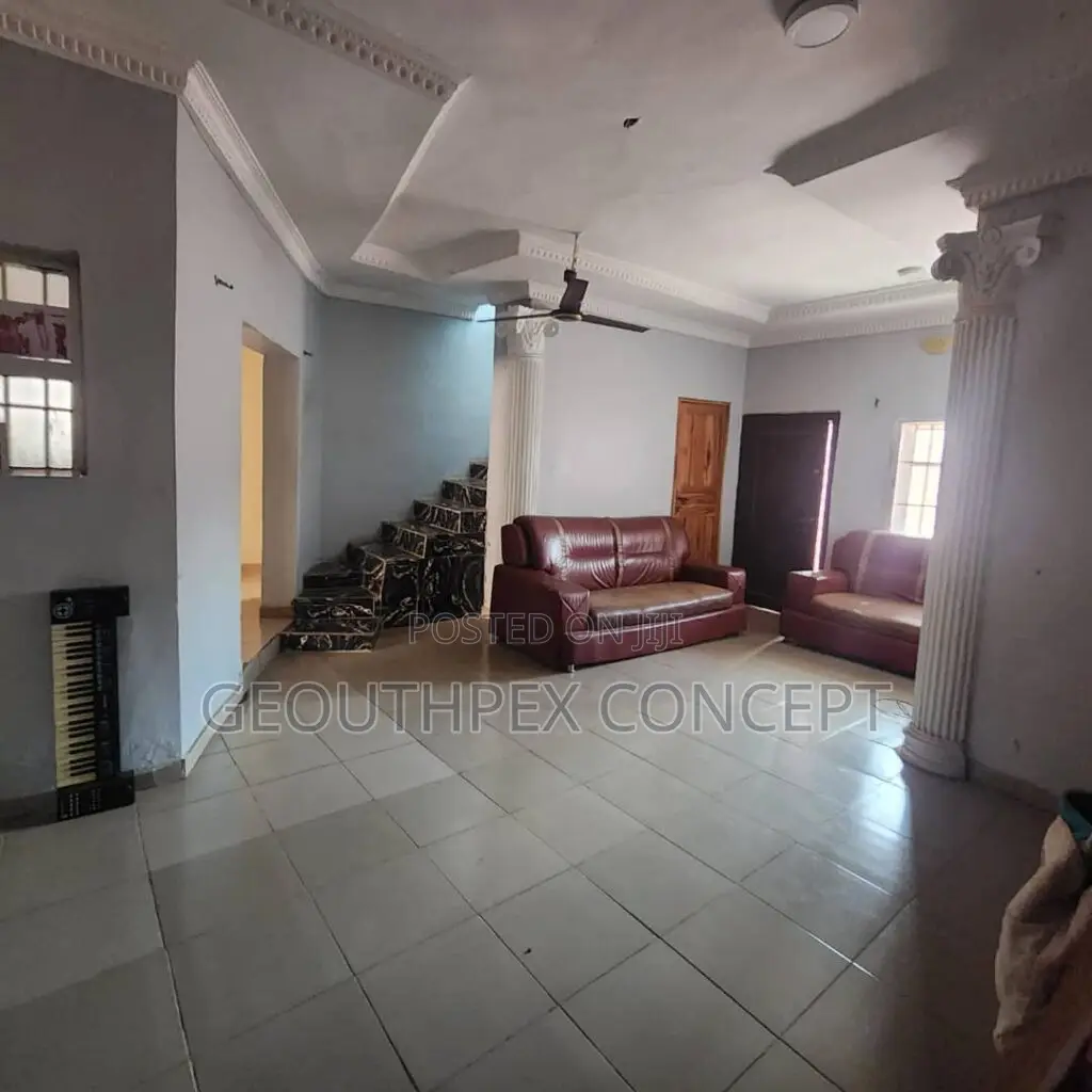 5bdrm Duplex in Ologuneru for sale in Ologuneru