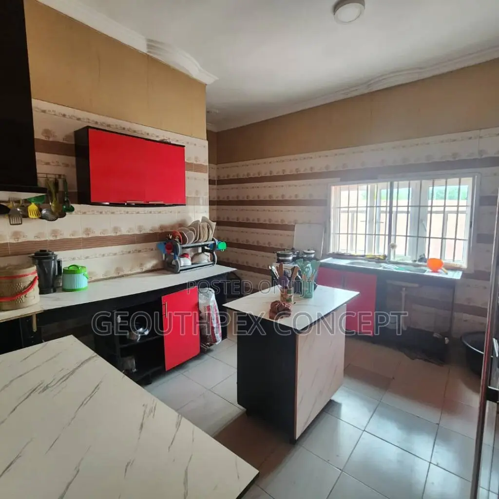 5bdrm Duplex in Ologuneru for sale in Ologuneru