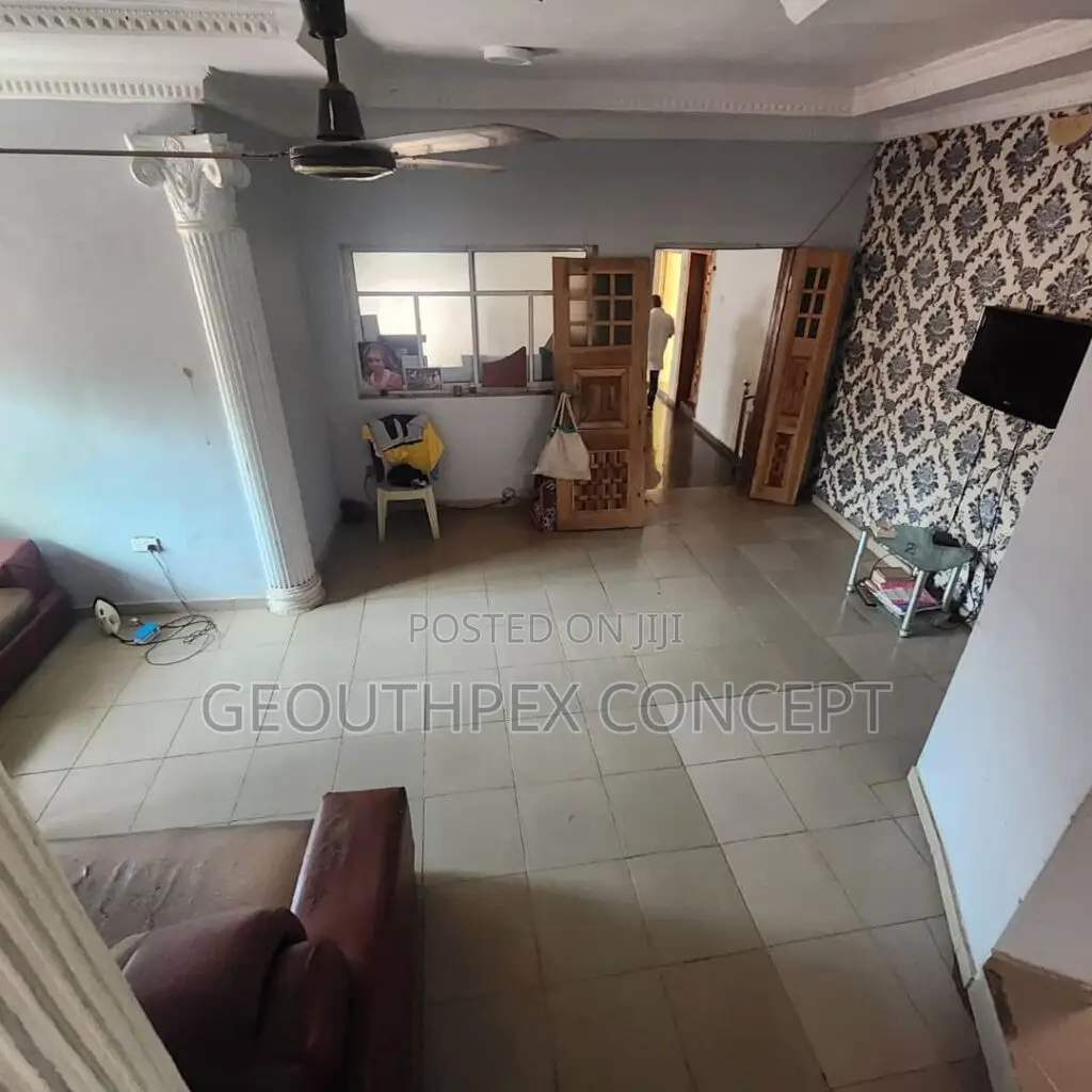 5bdrm Duplex in Ologuneru for sale in Ologuneru