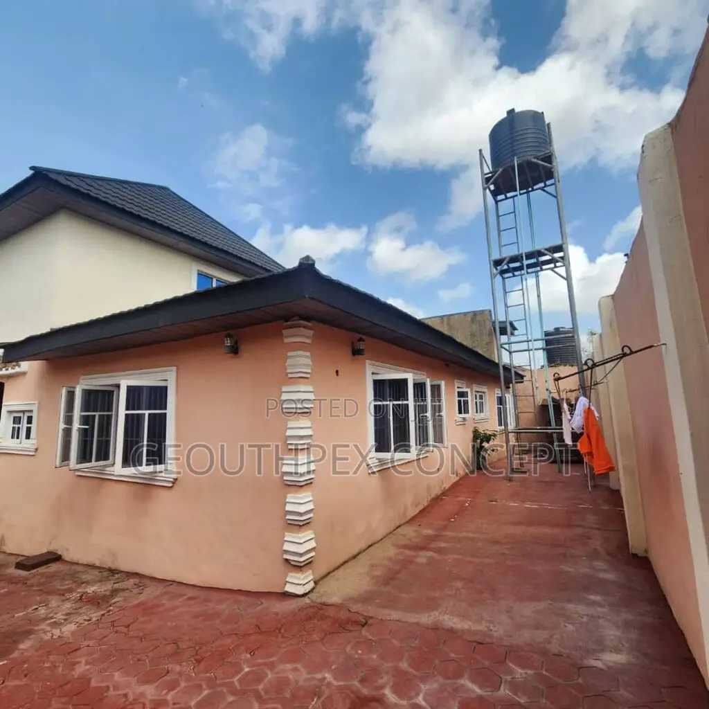 5bdrm Duplex in Ologuneru for sale in Ologuneru