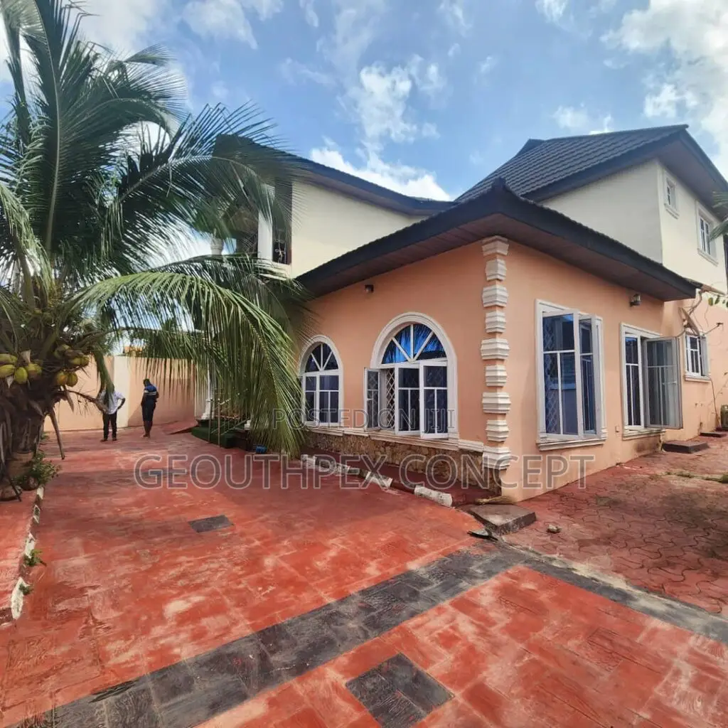 5bdrm Duplex in Ologuneru for sale in Ologuneru