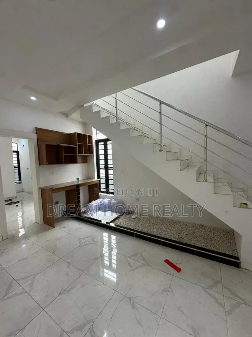 3bdrm Duplex in Ikota for rent in Ikota