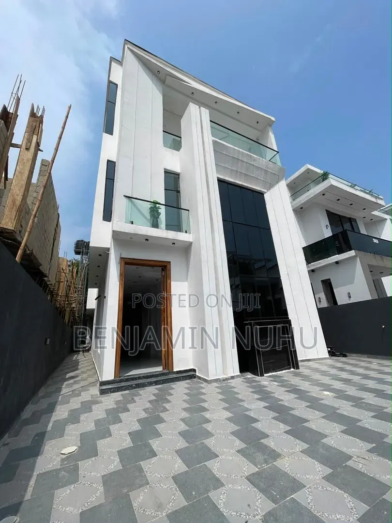 Furnished 6bdrm Duplex in Chevron. for sale in Chevron