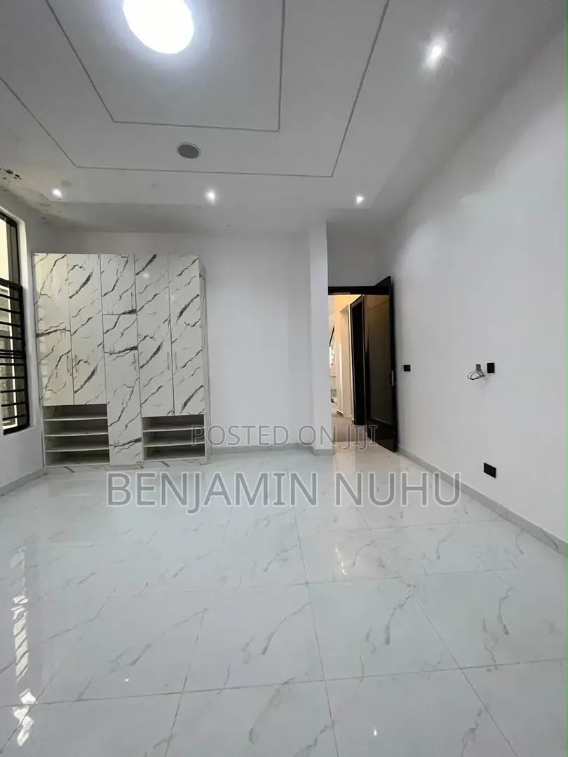 Furnished 6bdrm Duplex in Chevron. for sale in Chevron