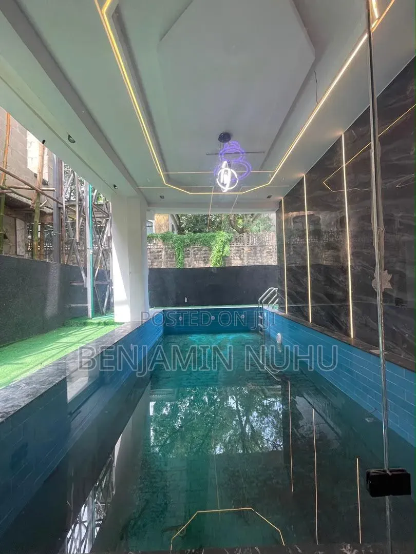 Furnished 6bdrm Duplex in Chevron. for sale in Chevron
