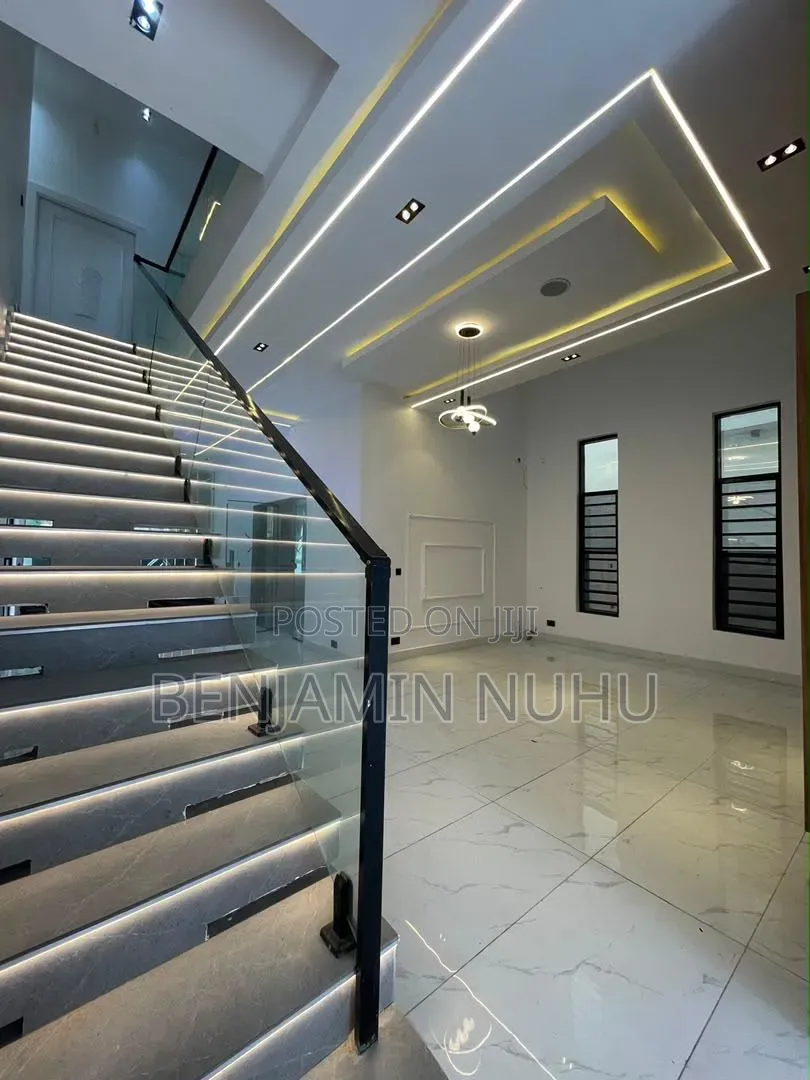 Furnished 6bdrm Duplex in Chevron. for sale in Chevron