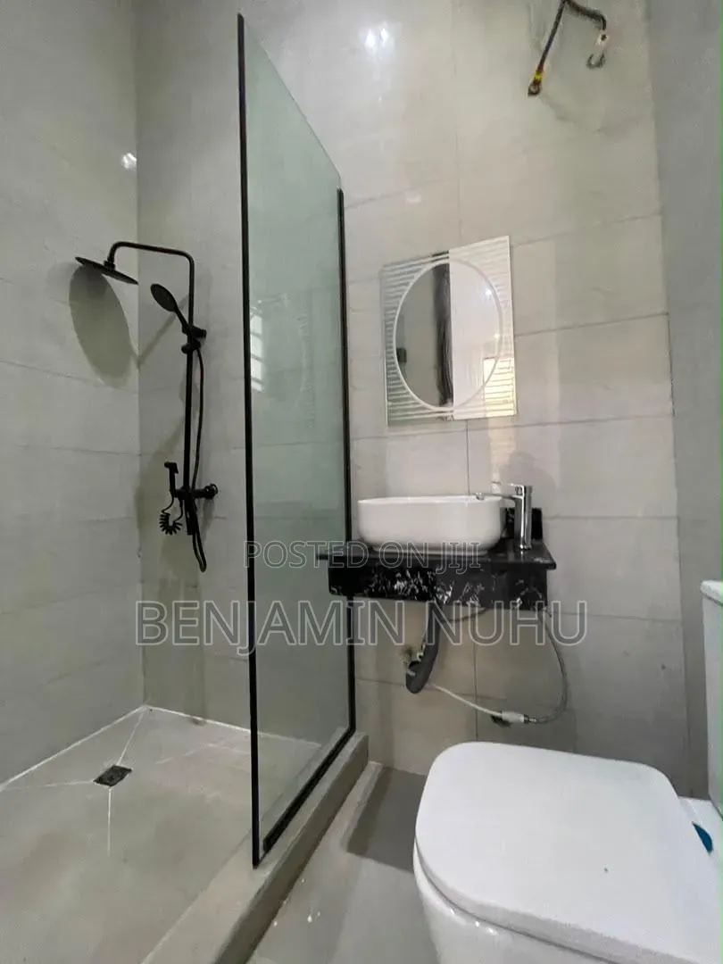 Furnished 6bdrm Duplex in Chevron. for sale in Chevron