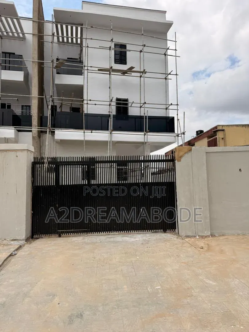 4bdrm Duplex in Ogudu Gra for sale in Ogudu GRA