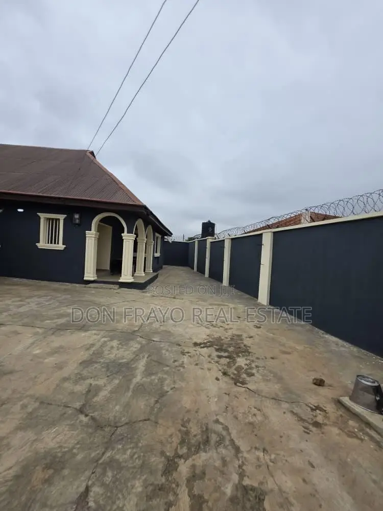 5bdrm Block of Flats in Iyana Agbala, Alakia for sale in Alakia