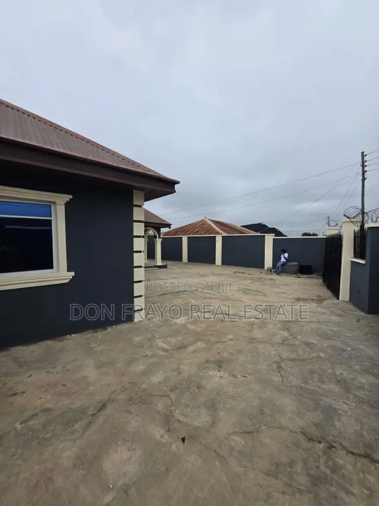 5bdrm Block of Flats in Iyana Agbala, Alakia for sale in Alakia