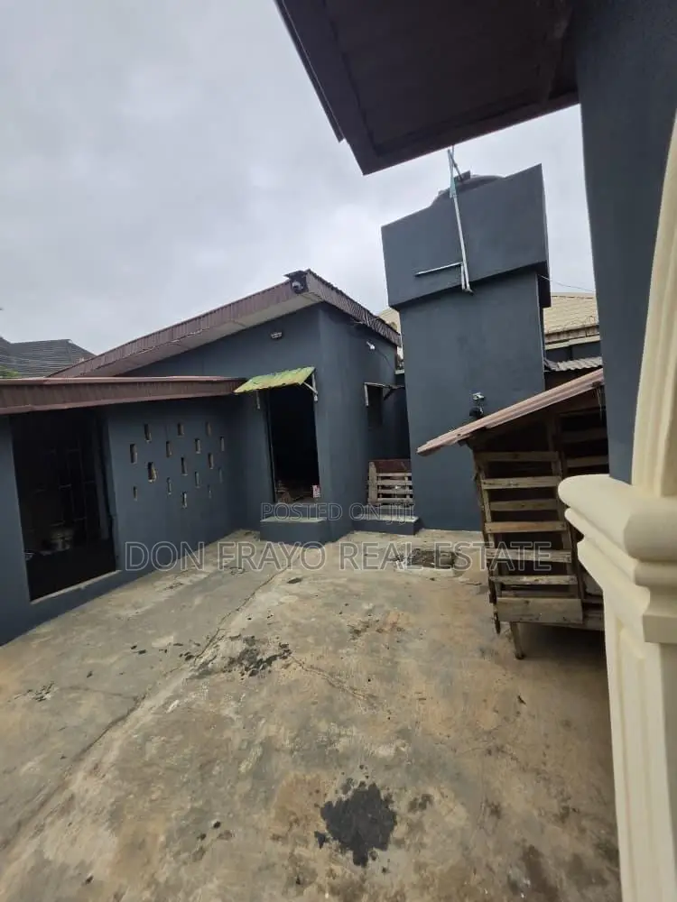 5bdrm Block of Flats in Iyana Agbala, Alakia for sale in Alakia