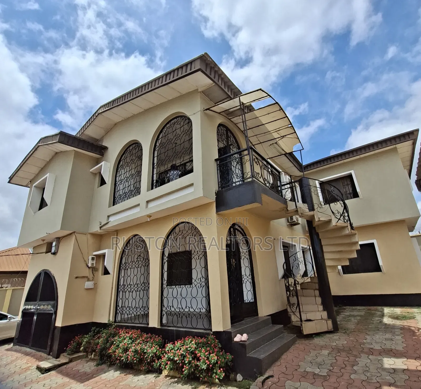 7bdrm Block of Flats in Akobo for sale in Akobo