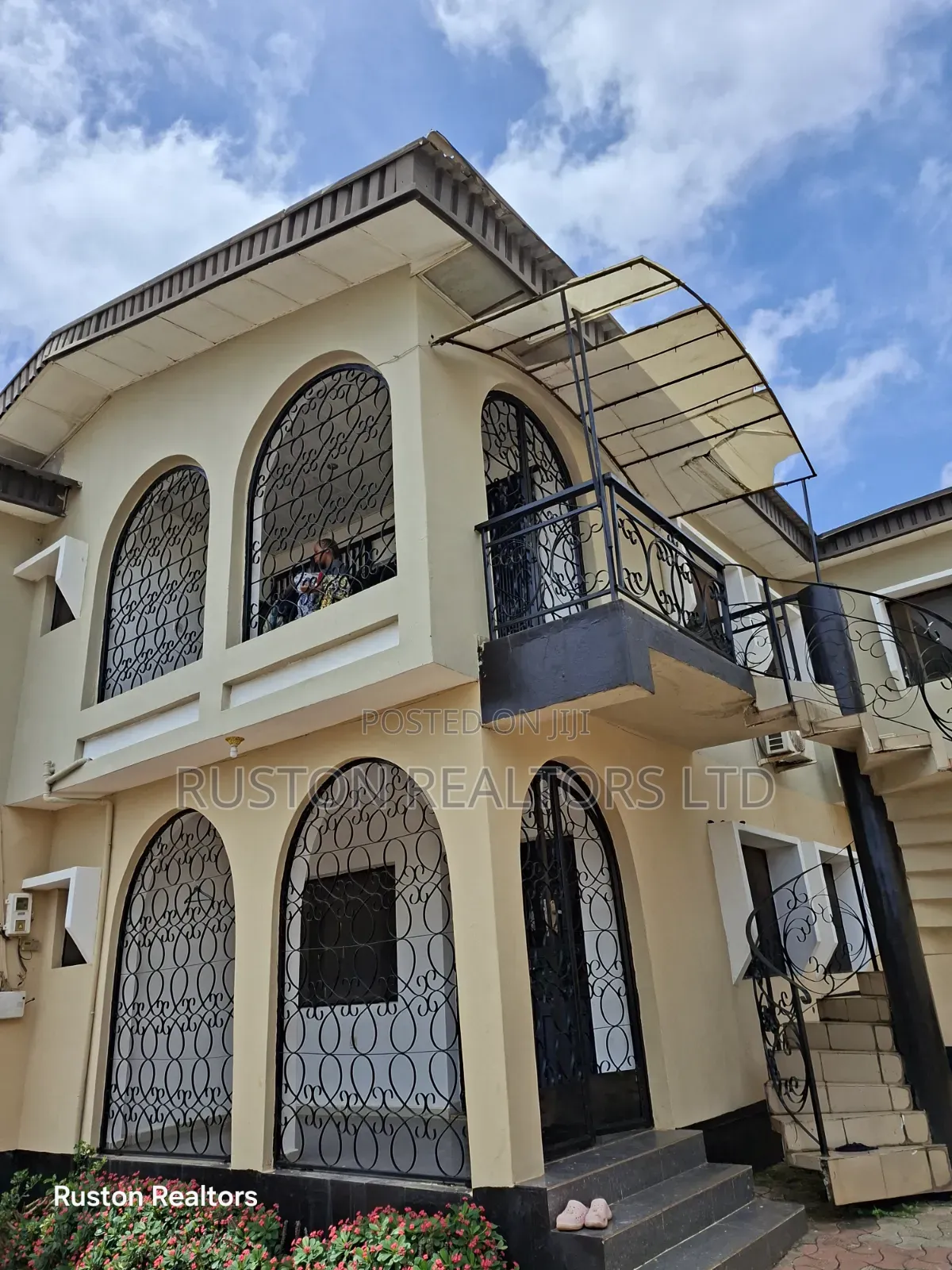 7bdrm Block of Flats in Akobo for sale in Akobo