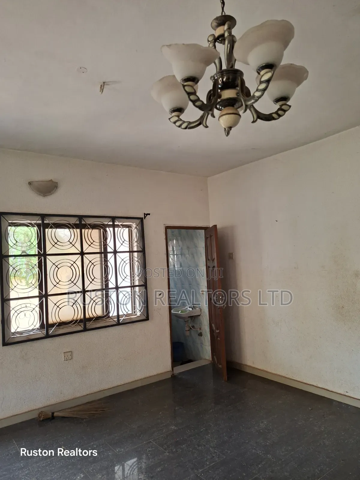 7bdrm Block of Flats in Akobo for sale in Akobo