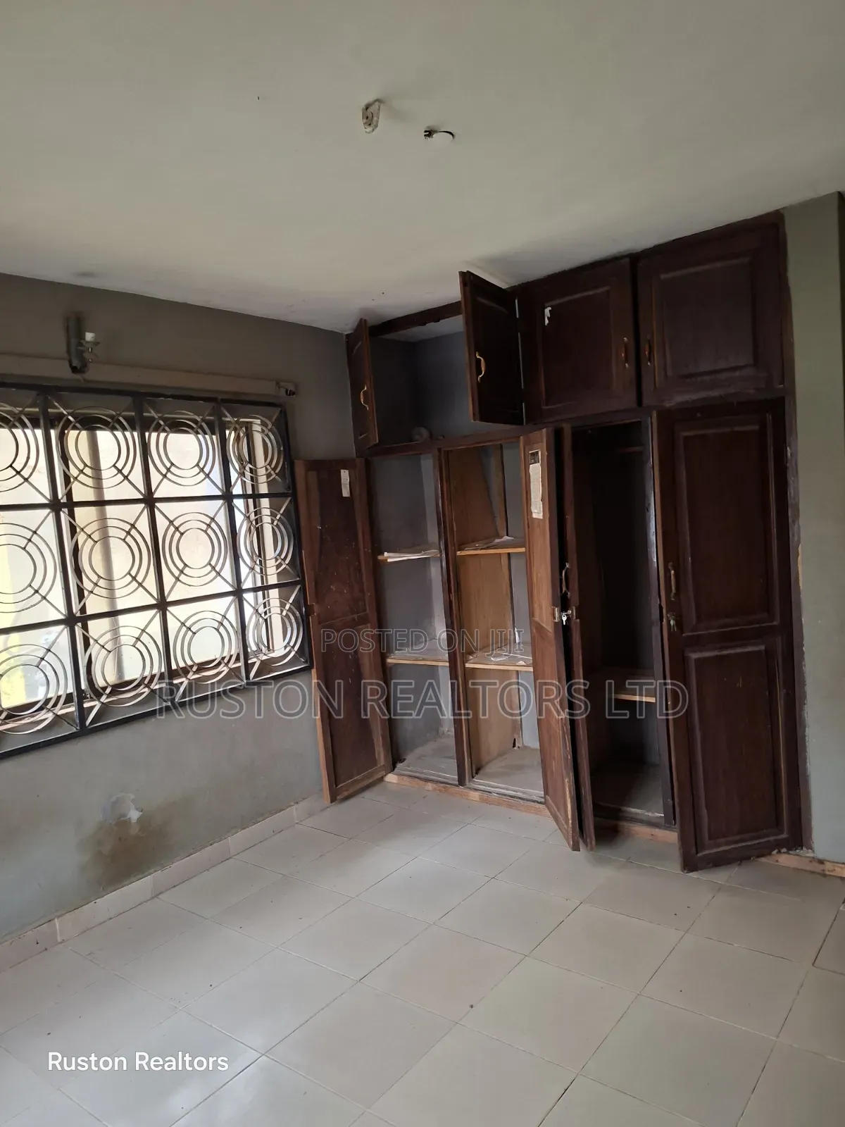 7bdrm Block of Flats in Akobo for sale in Akobo