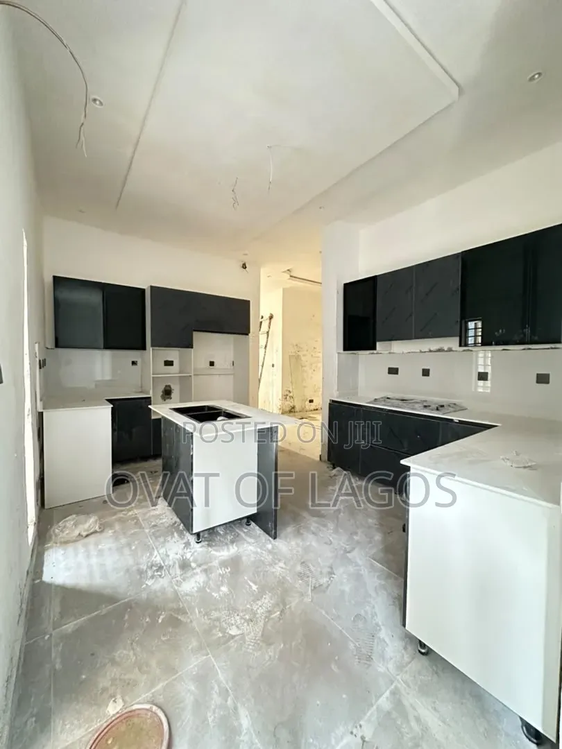5bdrm Duplex in Lekki Phase 1 for sale in Lekki Phase 1