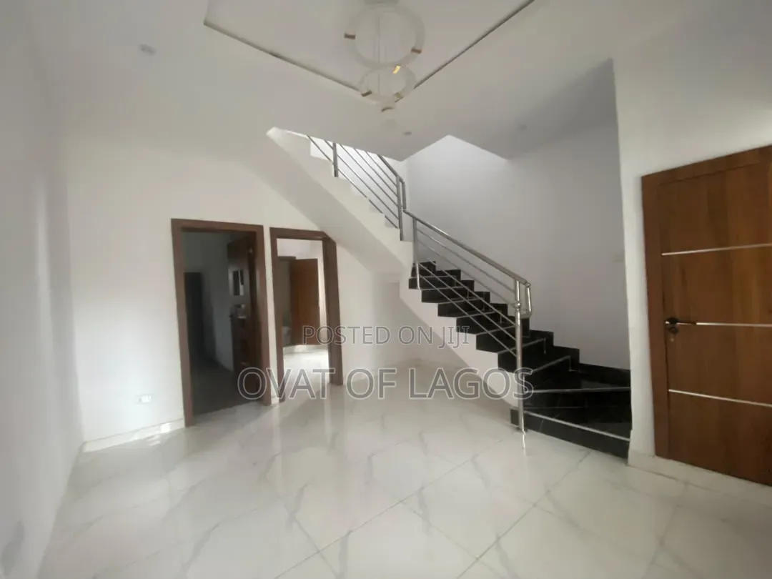 3bdrm Duplex in Ikota for sale in Ikota