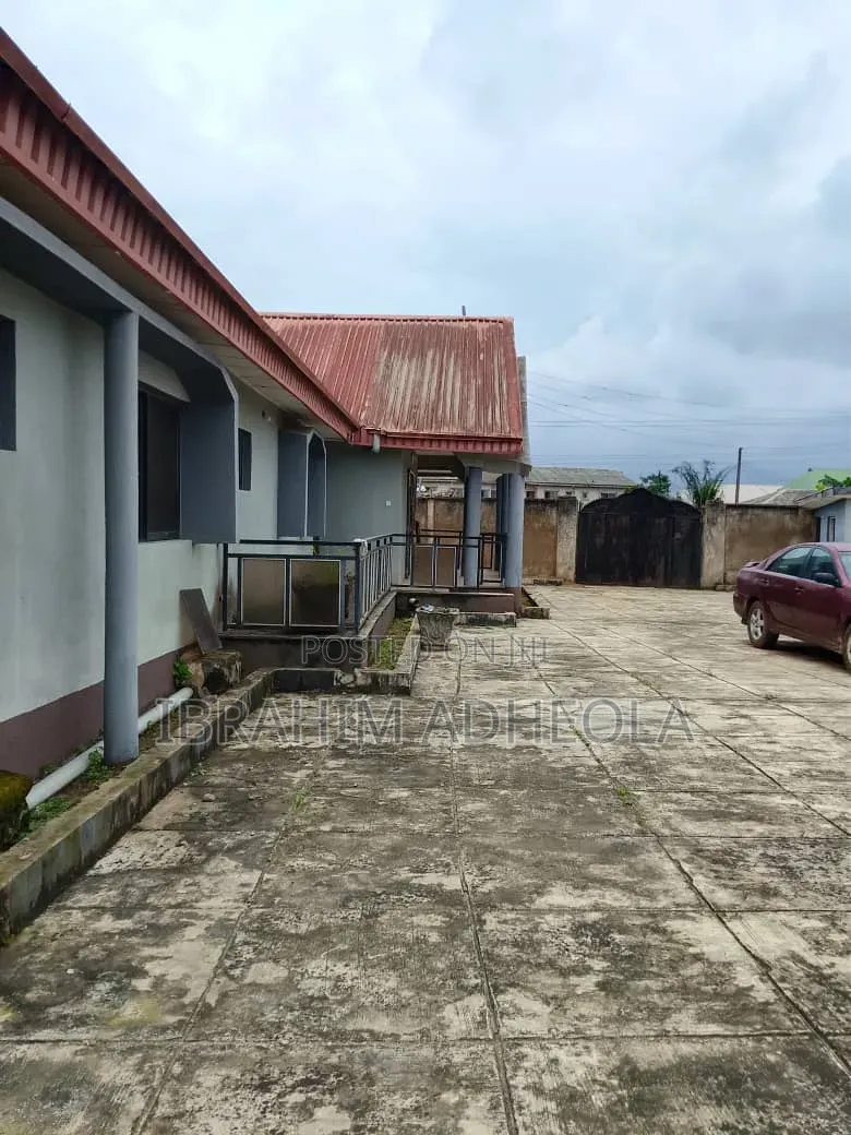 Land Measuring 725sqm Wuth a Demolishable Bungalow on It 5Bungalow in Ipaja / Ipaja