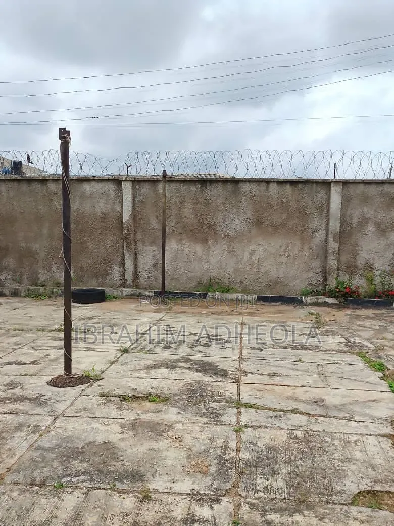 Land Measuring 725sqm Wuth a Demolishable Bungalow on It 5Bungalow in Ipaja / Ipaja