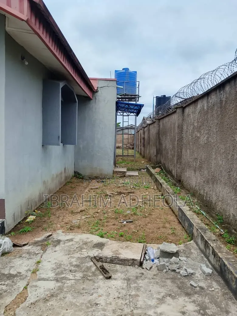 Land Measuring 725sqm Wuth a Demolishable Bungalow on It 5Bungalow in Ipaja / Ipaja