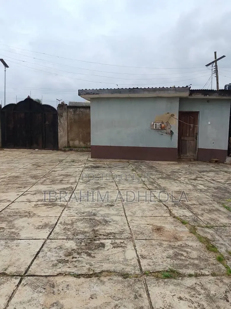 Land Measuring 725sqm Wuth a Demolishable Bungalow on It 5Bungalow in Ipaja / Ipaja