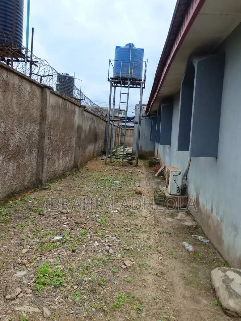 Land Measuring 725sqm Wuth a Demolishable Bungalow on It 5Bungalow in Ipaja / Ipaja