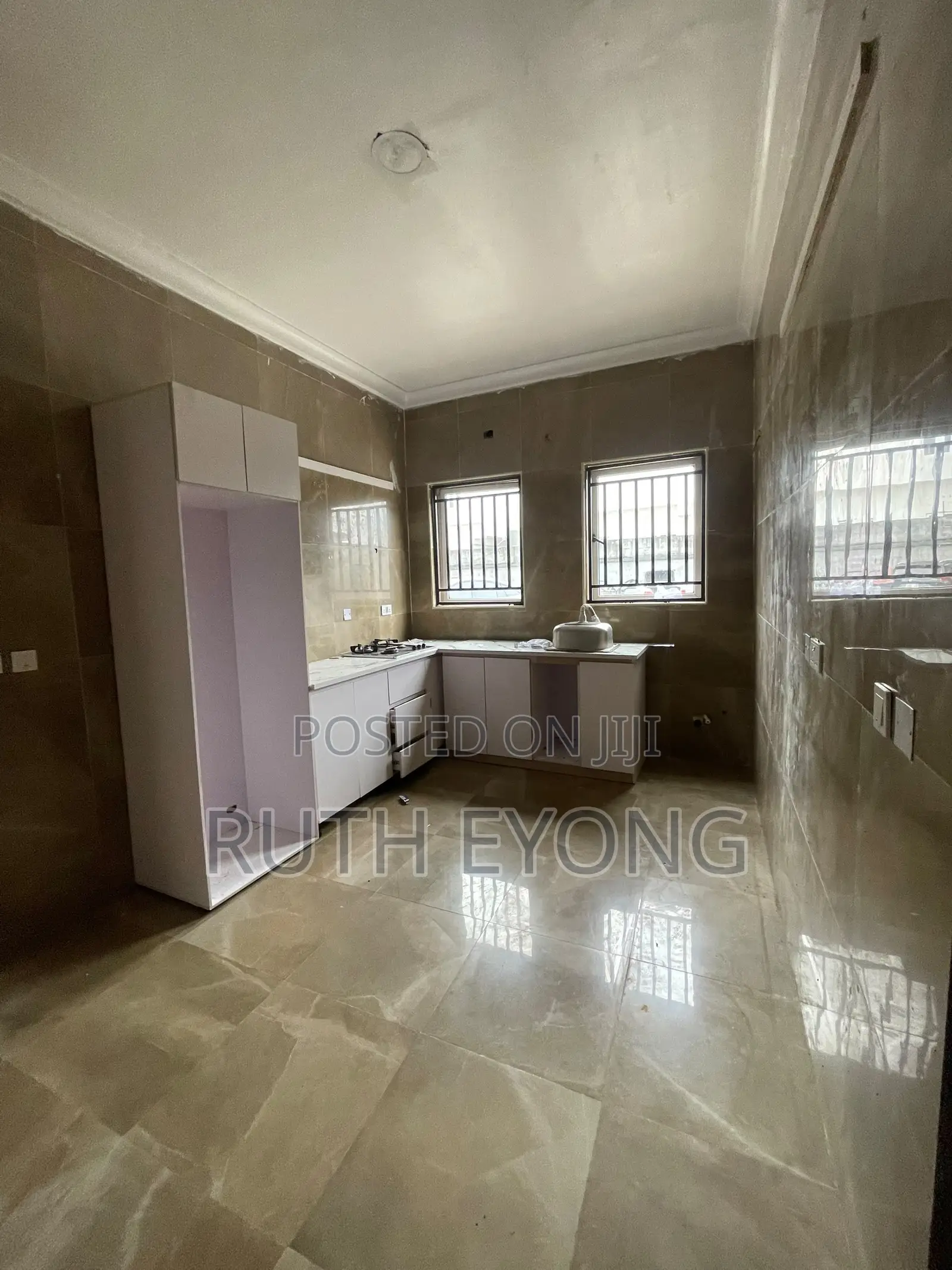 2bdrm Apartment in 𝗖𝗵𝗲𝘃𝘆𝘃𝗲𝘄 𝗘𝘀𝘁𝗮𝘁𝗲, Chevron for rent in Chevron