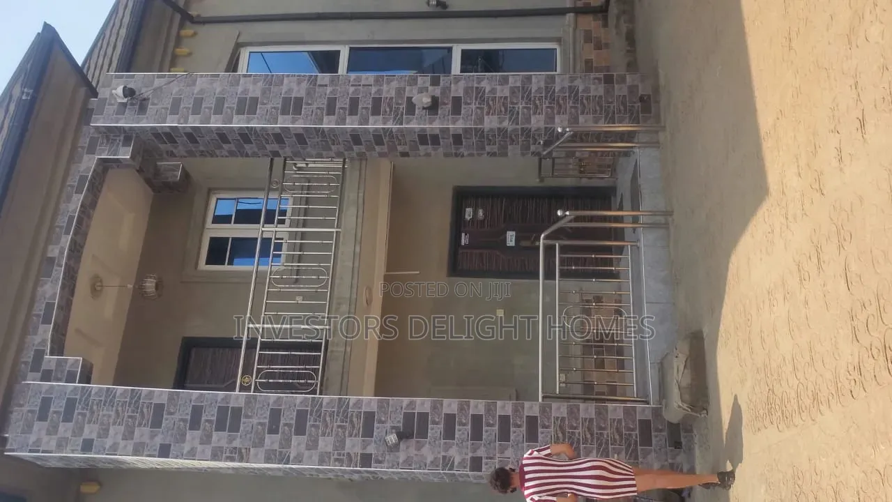 6bdrm Duplex in Oshimili South for sale in Oshimili South