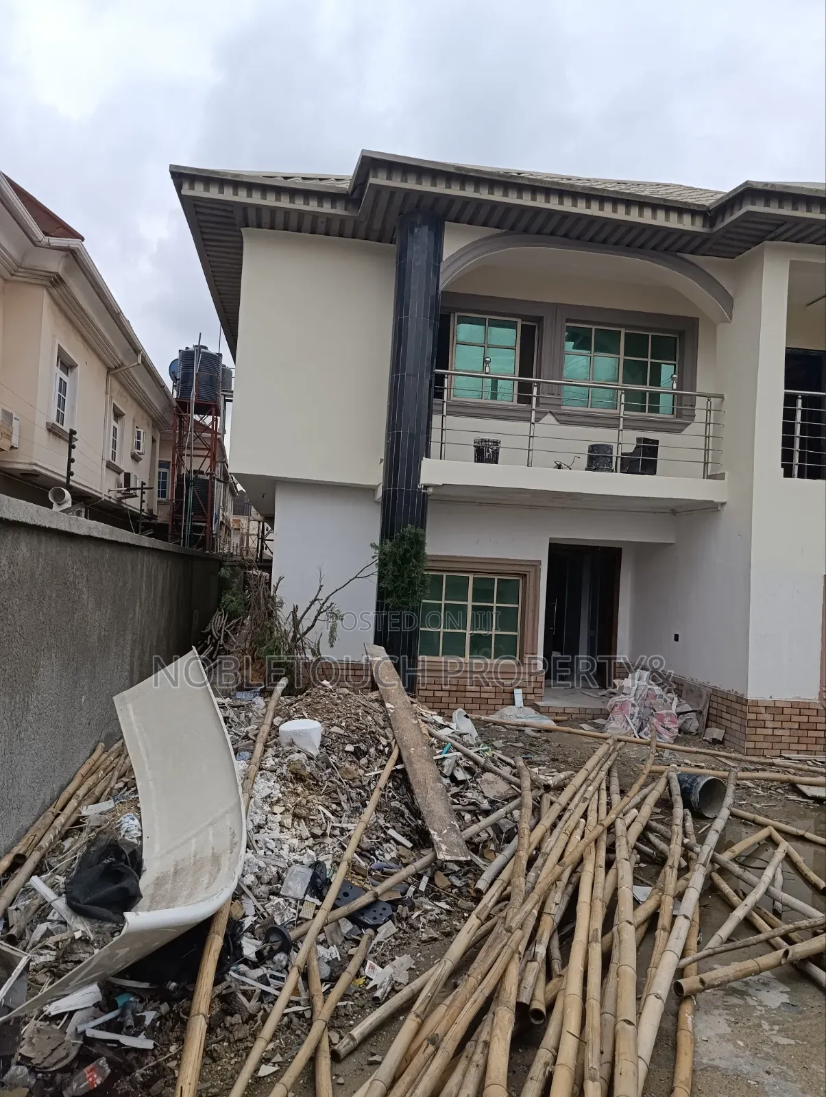 5bdrm Duplex in Ajao Estate, Close for rent in Ajao Estate