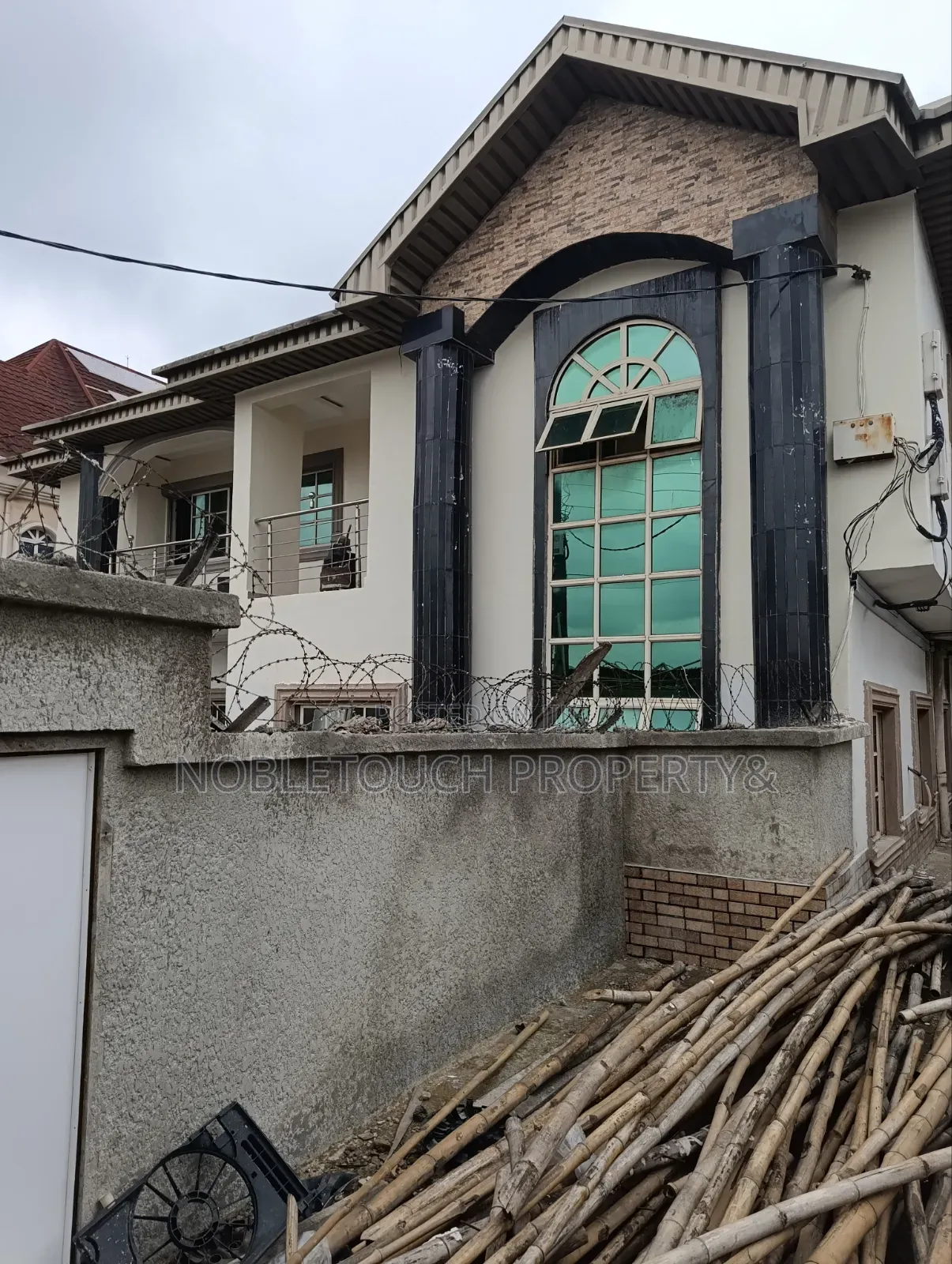 5bdrm Duplex in Ajao Estate, Close for rent in Ajao Estate