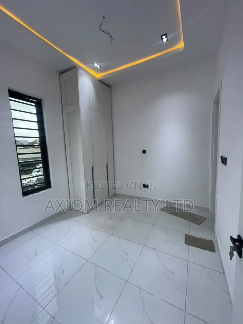 5bdrm Duplex in Idado for sale in Idado