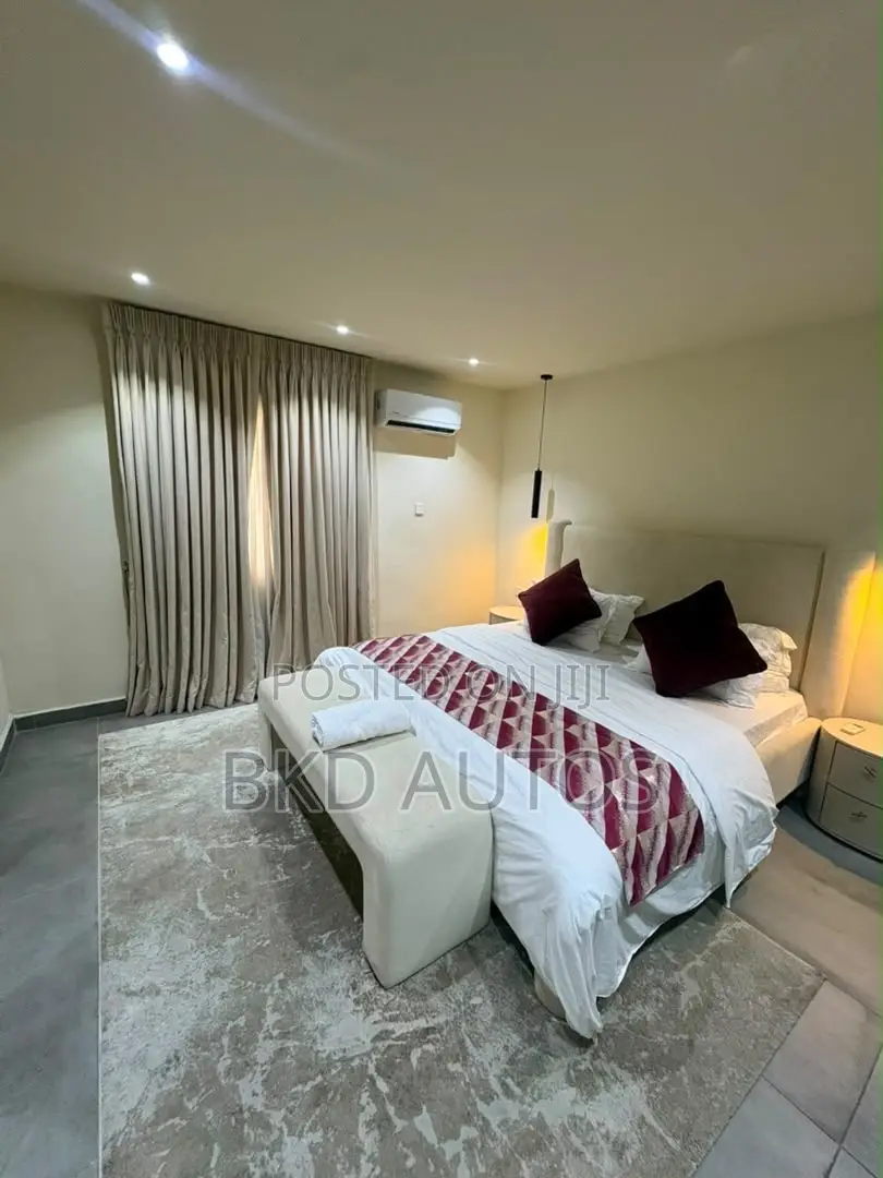 4 Bedroom Self Compound With Snooker in Lekki Phase 1