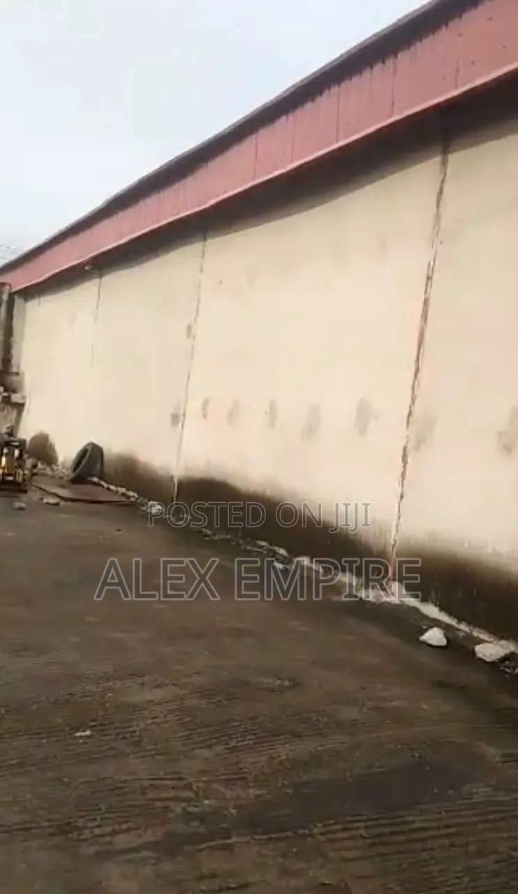 8 Bay of Warehouse for Sale in Trade Fair