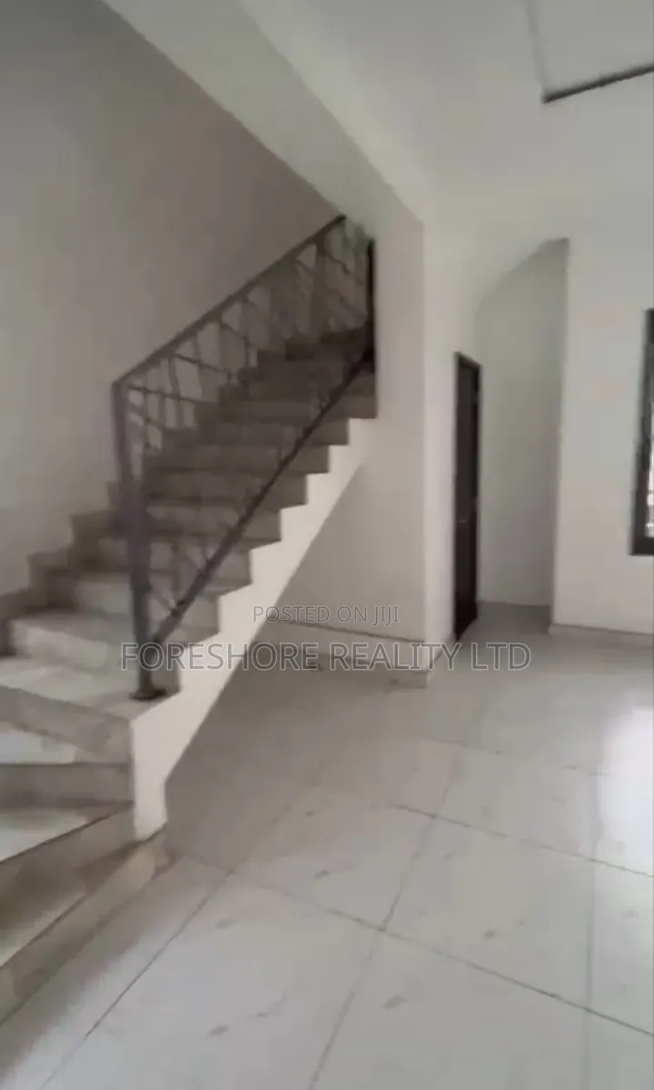 4bdrm Duplex in Ilupeju Estate for rent in Ikorodu Road / Ilupeju