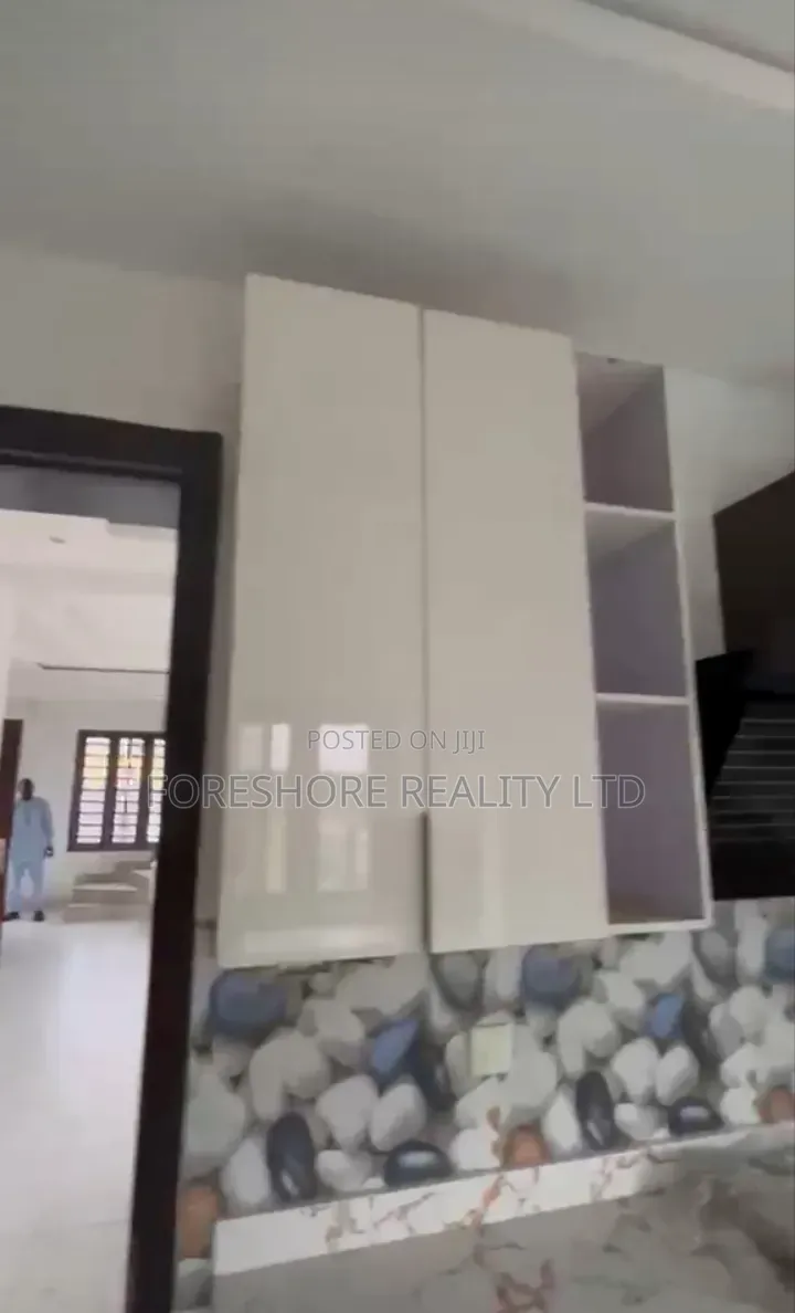4bdrm Duplex in Ilupeju Estate for rent in Ikorodu Road / Ilupeju